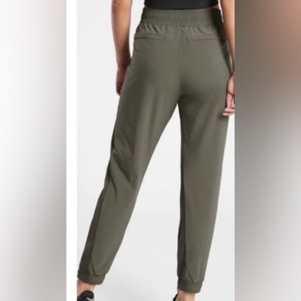 Athleta Brooklyn Jogger size 4 in Olive Green